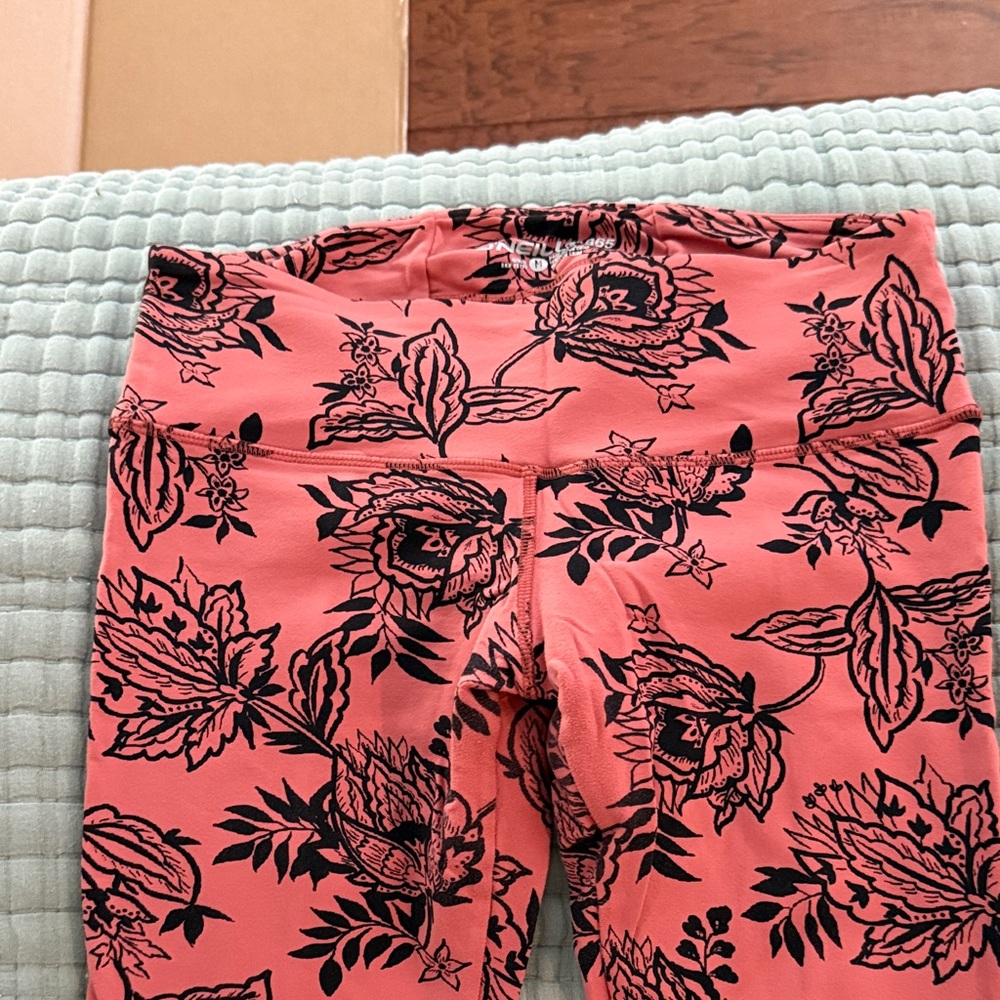 O'Neill Coral and Black Floral Leggings